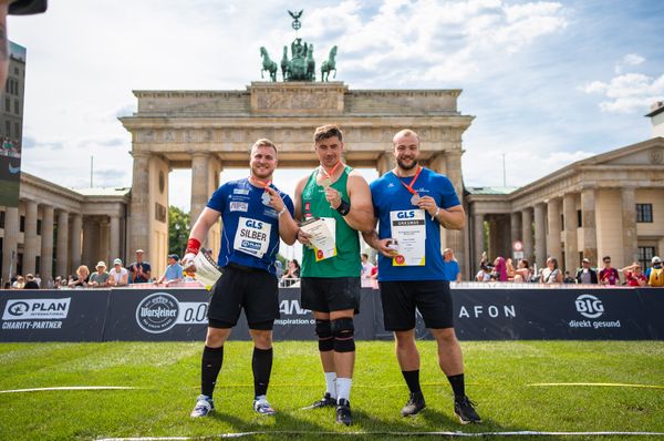 Simon Bayer (VfL Sindelfingen), David Storl (SC DHfK Leipzig) und Dennis Lukas (SSV Gymnasium Heinzenwies) beim Kugelstossen waehrend der deutschen Leichtathletik-Meisterschaften auf dem Pariser Platz am 24.06.2022 in Berlin